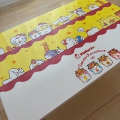 からあげくん、テーブル、サンリオ、キティーちゃんの画像