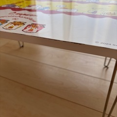 からあげくん、テーブル、サンリオ、キティーちゃんの画像