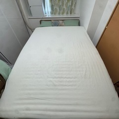 ダブルベッドサイズのマットレスのみお渡しです。の画像