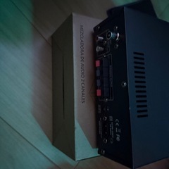 アンプとブルーツースマイクと釣竿と餌の機械の画像