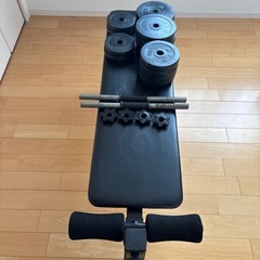 シットアップベンチとダンベル