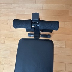 シットアップベンチとダンベルの画像