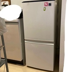 7981‼️配送設置は無料🙌‼️訳アリ特価😎AQUA 355L 4ドア 冷蔵庫 (もり) 大阪のキッチン家電《冷蔵庫 》の中古あげます・譲ります｜ジモティーで不用品の処分