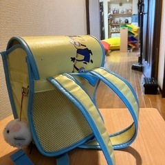 小さい棚とちびっこランドセルの画像