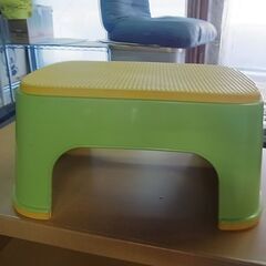 セール中につき、通常特価2,178円より半額の1,089円!　　BABY BJORN　ベビービョルン　ベイビーステップ　滑り止め付き　踏み台　置き台　スツール　子供用品の画像