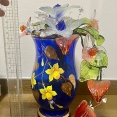 沖縄ガラスの花瓶(お花も含めてガラス製)の画像