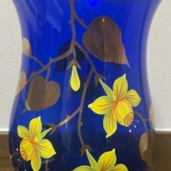 沖縄ガラスの花瓶(お花も含めてガラス製)の画像