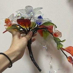 沖縄ガラスの花瓶(お花も含めてガラス製)の画像