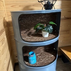 テーブルにもなるオシャレ収納ドラム缶棚