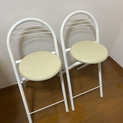 机と椅子2脚のセットの画像