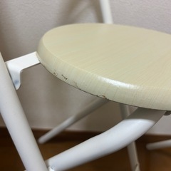 机と椅子2脚のセットの画像