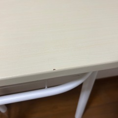 机と椅子2脚のセットの画像