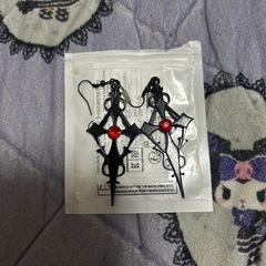 黒の十字架ピアス