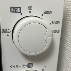 シンプルな白の電子レンジの画像