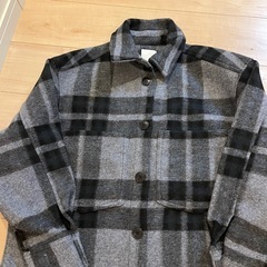 H&M フェルトジャケットの画像