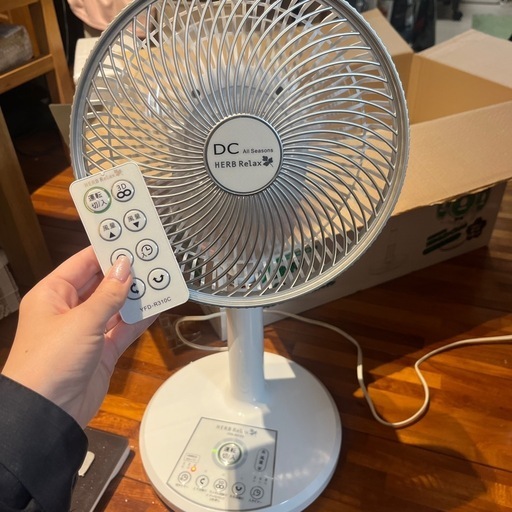 取引中【美品❗️】リビング小型扇風機　YFD-R310C
