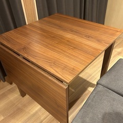 ダイニングテーブルの画像