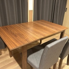 ダイニングテーブルの画像