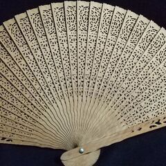 【お話し中】白檀扇 透かし彫