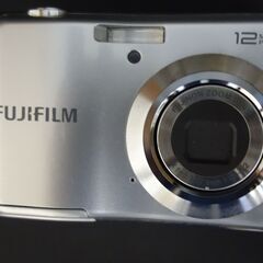 ★富士フイルム FinePix AV100 12 MP デジタルカメラ 3倍光学ズームと2.7インチ液晶ディスプレイ(シルバー)★美品● 安心のゆうパック代引き発送！ 送料、代引き手数料無料！