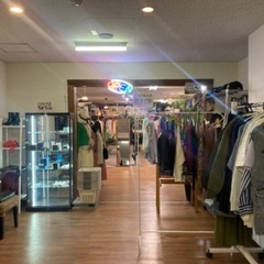 1階まるまるブランド古着の量り売り‼️2階は古着、靴、バッグ、アクセサリーが毎日50%OFF‼️(海外仕入品は20%OFF)日本最大クラス9000種類以上のブランドを取り扱う古着卸のALFILが前橋市に倉庫型店舗をオープンしました‼️200坪の広々とした店内で一般のお客様も卸価格でショッピングを楽しめます❗️レディース、メンズブランド、靴、バッグ、アクセサリー毎日入荷🌟お気に入りのアイテムが必ず見つかる⁉️😆 - 前橋市