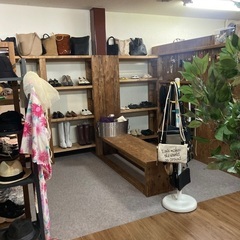 1階まるまるブランド古着の量り売り‼️2階は古着、靴、バッグ、アクセサリーが毎日50%OFF‼️(海外仕入品は20%OFF)日本最大クラス9000種類以上のブランドを取り扱う古着卸のALFILが前橋市に倉庫型店舗をオープンしました‼️200坪の広々とした店内で一般のお客様も卸価格でショッピングを楽しめます❗️レディース、メンズブランド、靴、バッグ、アクセサリー毎日入荷🌟お気に入りのアイテムが必ず見つかる⁉️😆 - リサイクルショップ