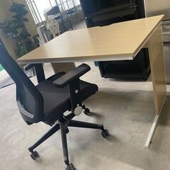 パソコンデスクなどの画像