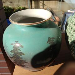 青磁と九谷の壺の画像