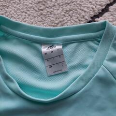 adidasスポーツTシャッの画像
