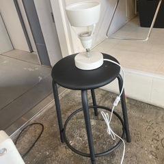 高さ52センチのチェアと間接照明セット