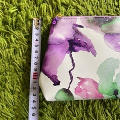 新品未使用　花柄ポーチ　パープル　紫　LAURAの画像