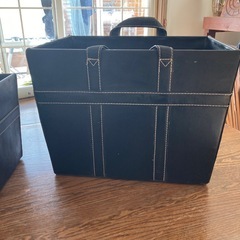 コストコで購入した合皮の物入れ。2個セットの画像