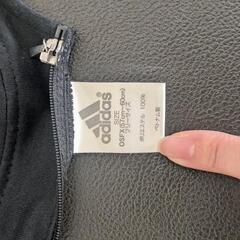 adidasバイザーキャップの画像