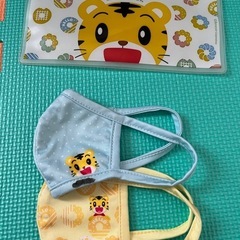 哺乳瓶、離乳食、寝かせるぬいぐるみ、マスクの画像