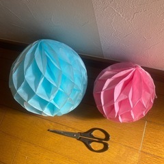 ハンドメイド　球体の紙の飾りの画像
