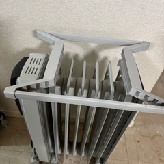 デロンギオイルヒーター　洗濯干しつき　H770812EFSN 油入式　　1200w　　の画像