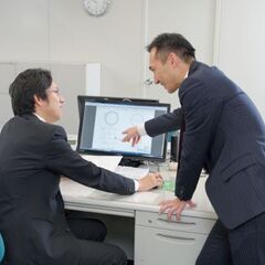 【大手食品容器会社でシステムエンジニア】創業60年の長期成長企業！/年間休日120日でプライベートも充実！/昇給・賞与あり！/年収400万円〜の画像
