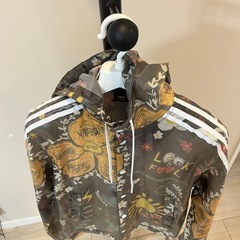 adidas Original × Pharrell Williams ジャケットの画像