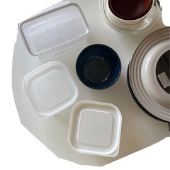 キッチンツールセット(フライパン、プラスチック容器、プレート、など)の画像