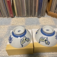 青い縁取りと虎の絵柄の陶器製飯碗3個セット(干支茶碗)。の画像