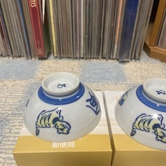 青い縁取りと虎の絵柄の陶器製飯碗3個セット(干支茶碗)。の画像