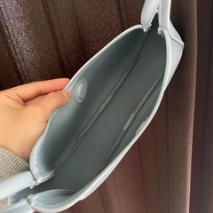 薄い水色ハンドバッグの画像