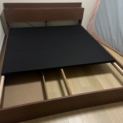 クイーンサイズ　ベットボード付き　ベッドフレームの画像