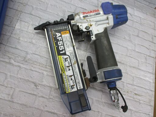 ☆美品☆ makita マキタ 10mm 高圧 エアタッカー AT1025HE 本体のみ 13ｍｍ～25ｍｍ 内装・家具木工用 エアータッカー  103009