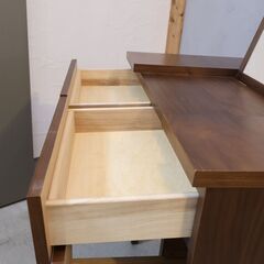 IDEE(イデー)のウォールナット e.a.u DRESSER(エアウドレッサー)です！ナチュラルな雰囲気は北欧テイストのインテリアのアクセントになる鏡台です♪コンパクトなデスクとしても。の画像