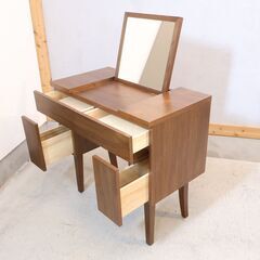 IDEE(イデー)のウォールナット e.a.u DRESSER(エアウドレッサー)です！ナチュラルな雰囲気は北欧テイストのインテリアのアクセントになる鏡台です♪コンパクトなデスクとしても。の画像