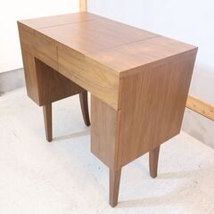 IDEE(イデー)のウォールナット e.a.u DRESSER(エアウドレッサー)です！ナチュラルな雰囲気は北欧テイストのインテリアのアクセントになる鏡台です♪コンパクトなデスクとしても。の画像