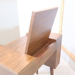 IDEE(イデー)のウォールナット e.a.u DRESSER(エアウドレッサー)です！ナチュラルな雰囲気は北欧テイストのインテリアのアクセントになる鏡台です♪コンパクトなデスクとしても。の画像