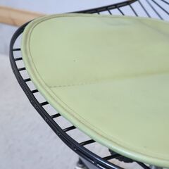 MODERNICA(モダニカ)のWire Chair(ワイヤーチェア)ブラック/ローリングベースです。丁寧に曲げられたワイヤーは軽やかで圧迫感がなくアート作品を思わせる美しい佇まいのキャスターチェア♪の画像