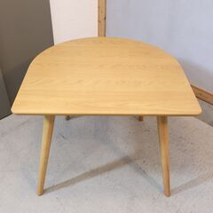 ISSEIKI(一生紀)のLUNETTE(リュネット) オーク材 ダイニングテーブル。動線を確保できる半円形のラウンドテーブル。明るい色がやさしい空間に。北欧スタイルやナチュラルモダンなどにオススメ♪の画像